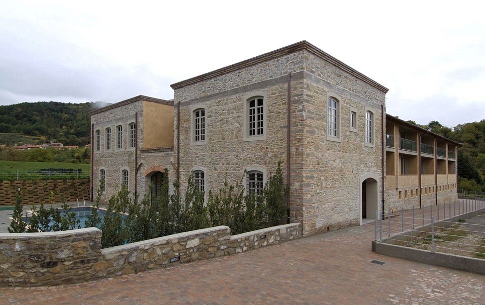 Installazione di infissi e porte in legno in una villa a Grezzano